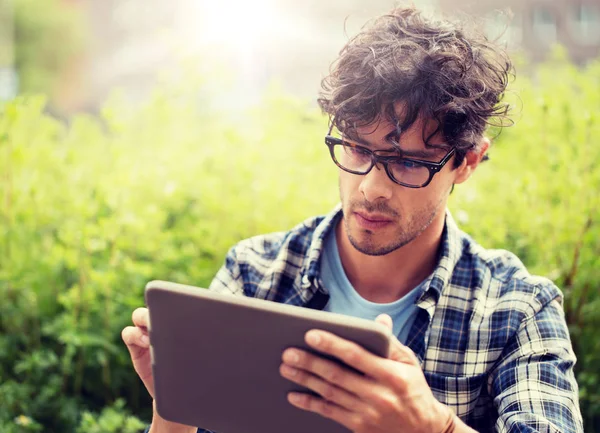 Hombre en gafas con tablet PC al aire libre —  Fotos de Stock