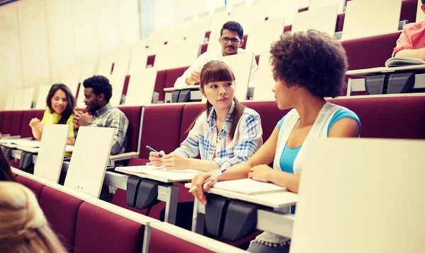 Groupe d'étudiants internationaux parlant sur la conférence — Photo