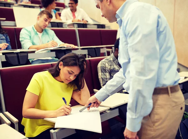 Grupo de estudiantes y profesor con cuaderno —  Fotos de Stock