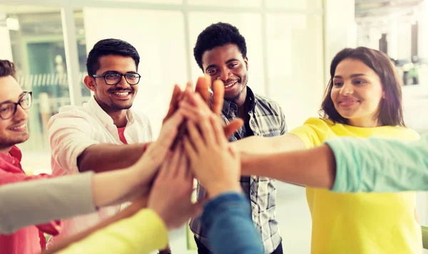 Grupo de estudiantes internacionales haciendo high five — Foto de Stock