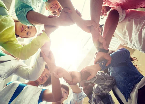 Groep internationale studenten hand in hand — Stockfoto