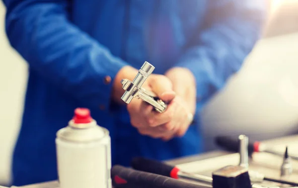 Mecânico homem com chave de reparação de carro na oficina — Fotografia de Stock