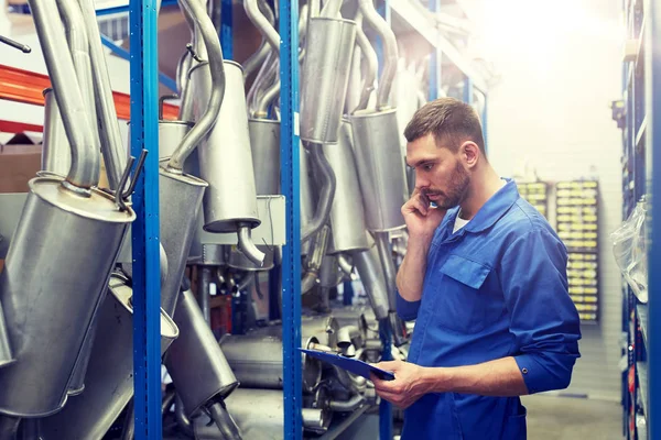 Mecánico automático llamando por teléfono en el taller de automóviles — Foto de Stock