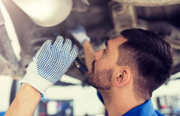 Meccanico uomo o fabbro riparazione auto in officina — Foto Stock