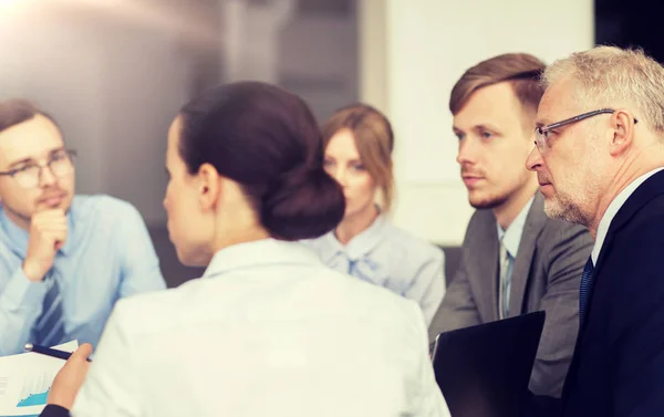 Glimlachende zakenmensen ontmoeten elkaar in functie — Stockfoto