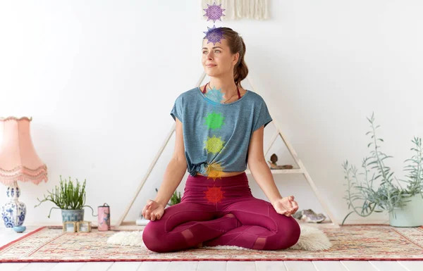 Nilüfer çiçeğiyle meditasyon yapan kadın yoga stüdyosunda poz veriyor. — Stok fotoğraf