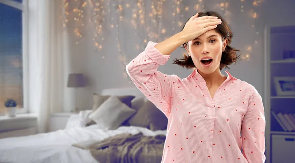 Zavaros fiatal nő pizsama több mint éjszaka hálószoba — Stock Fotó