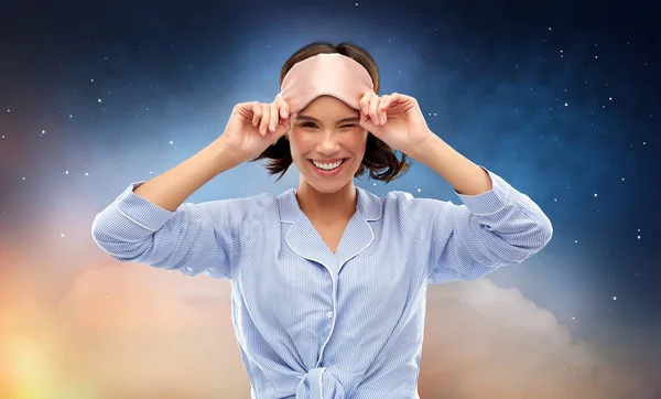 Szczęśliwa młoda kobieta w piżamie i maska snu oka — Zdjęcie stockowe