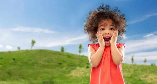 Sorprendida o asustada niña afroamericana — Foto de Stock