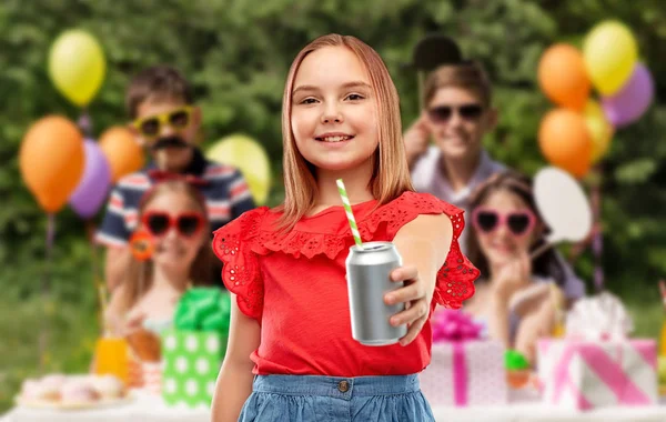 Uśmiechnięta dziewczyna z może pić na przyjęcie urodzinowe — Zdjęcie stockowe