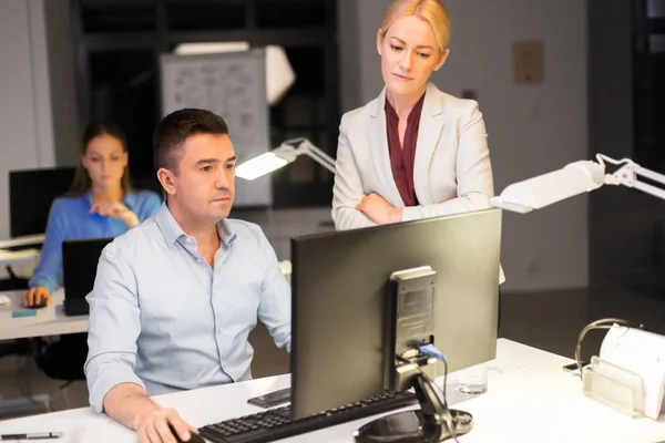 Business team with computer working late at office — Stock Photo, Image