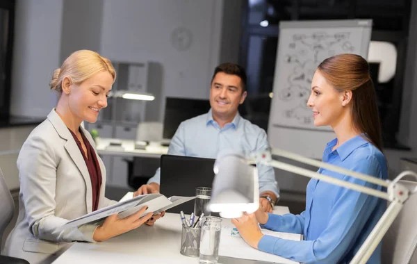 Business team with laptop working late at office — Stock Photo, Image