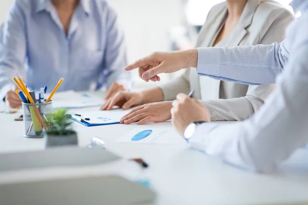 Geschäftsteam diskutiert Diagramme im Büro — Stockfoto