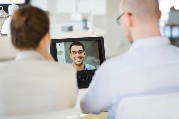 Tim bisnis memiliki video konferensi di kantor — Stok Foto