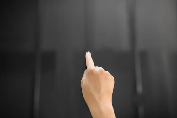 Ręka za pomocą czarnego interaktywnego panelu — Zdjęcie stockowe