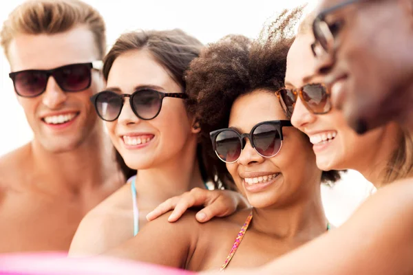 Perto de amigos felizes em óculos de sol no verão — Fotografia de Stock