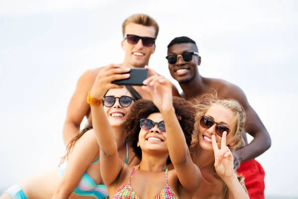 Amigos felices tomando selfie en la playa de verano —  Fotos de Stock