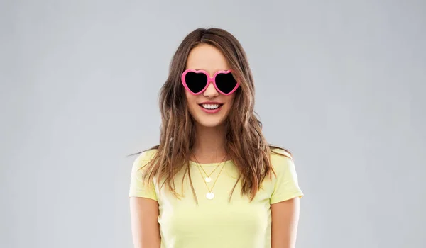 Menina adolescente em forma de coração óculos de sol — Fotografia de Stock
