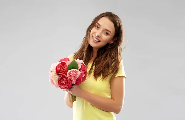 Young woman or teenage girl with flower bouquet — Stock Photo, Image