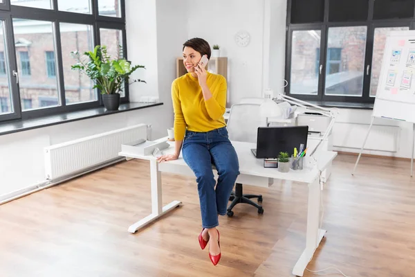 Gelukkige vrouw en bellen op een smartphone op kantoor — Stockfoto