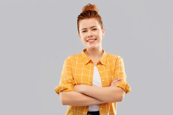 Glimlachend roodharige tiener meisje met gekruiste armen — Stockfoto