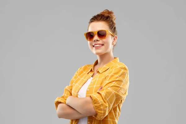 Smiling red haired teenage girl in sunglasses — Stock Photo, Image