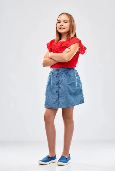 Bela menina sorridente com braços cruzados — Fotografia de Stock