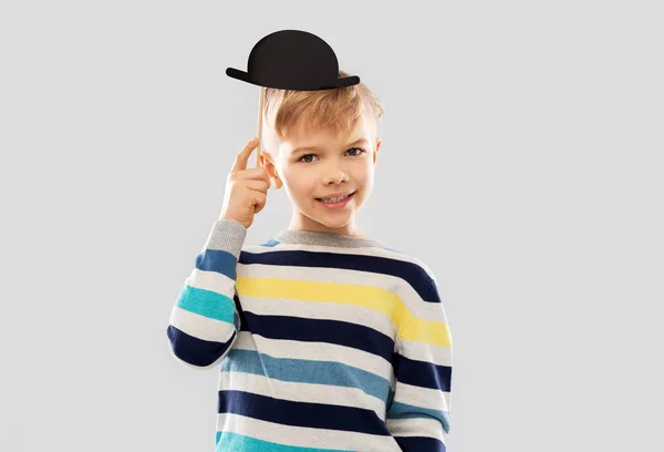 Усміхнений хлопчик з чорним вінтажним боулінг капелюхом — стокове фото
