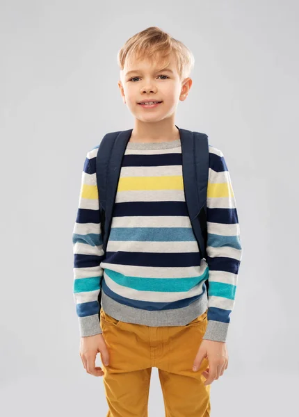 Uśmiechnięty uczeń chłopca lub uczniak z torbą szkolna — Zdjęcie stockowe