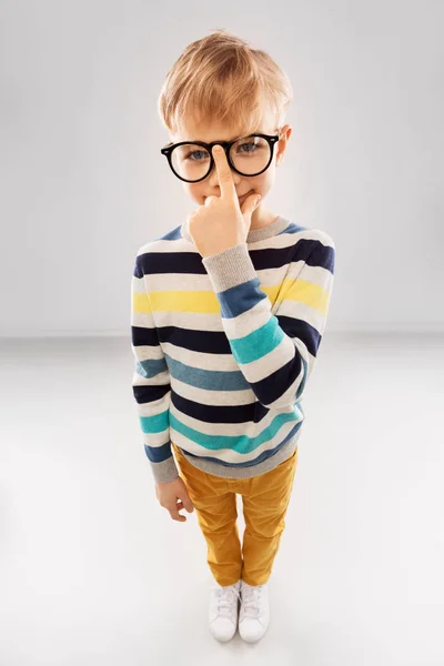 Niño sonriente en gafas y jersey a rayas —  Fotos de Stock