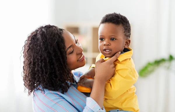 自宅で赤ちゃんと幸せなアフリカ系アメリカ人の母 — ストック写真