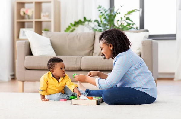 Moeder en baby spelen met speelgoed blokken thuis — Stockfoto