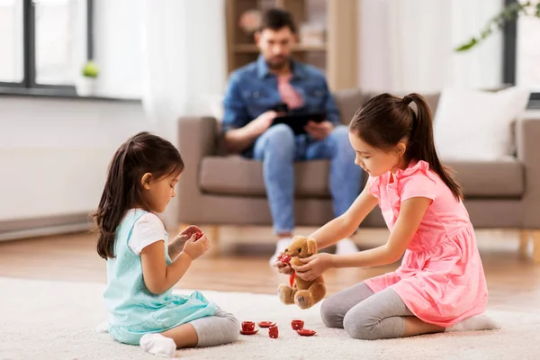 Девочки играют с игрушечной посудой и Тедди дома — стоковое фото
