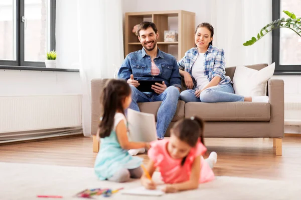 Glückliche Familie verbringt Freizeit zu Hause — Stockfoto