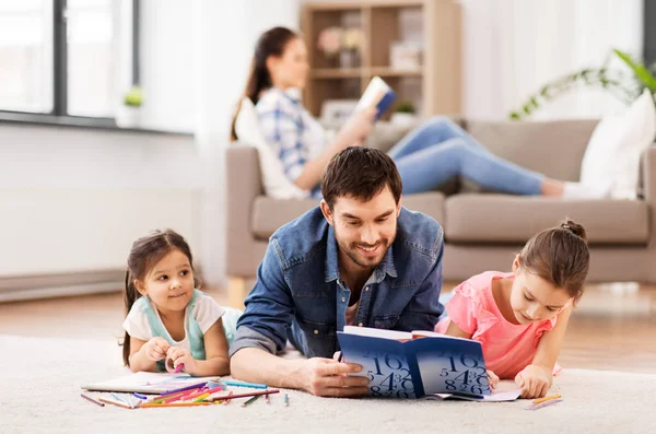 Father with little daughters drawing at home — Stock Photo, Image