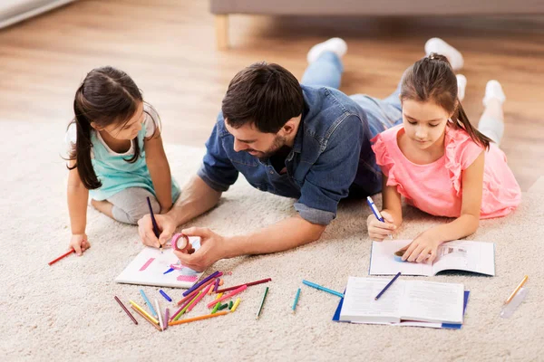 Vater mit kleinen Töchtern zeichnet zu Hause — Stockfoto