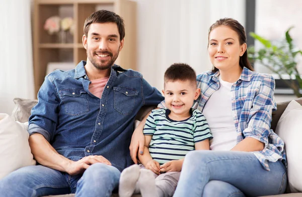 Portrét šťastné rodiny sedící doma na pohovce — Stock fotografie