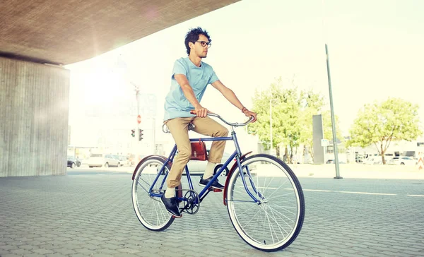 Junger Hipster-Mann fährt Fahrrad mit festem Gang — Stockfoto