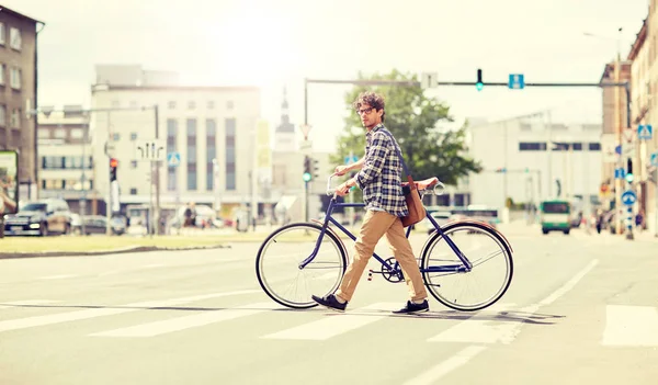 Junger Mann mit Fahrrad mit festem Gang auf Fußgängerüberweg — Stockfoto