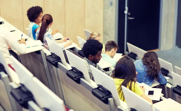 Estudiantes internacionales en la sala de conferencias universitarias — Foto de Stock