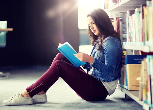 Liceo studente ragazza lettura libro in biblioteca — Foto Stock