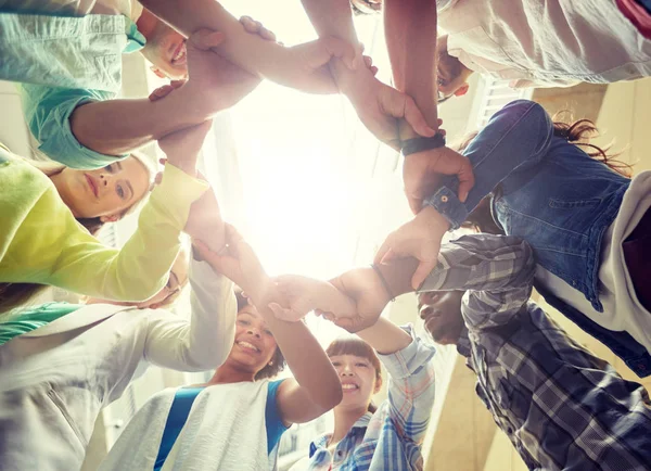 Grupp internationella studenter hålla händerna — Stockfoto