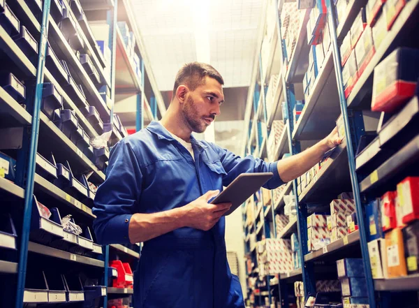 Automechaniker oder Schmied mit Tablet-PC in der Werkstatt — Stockfoto