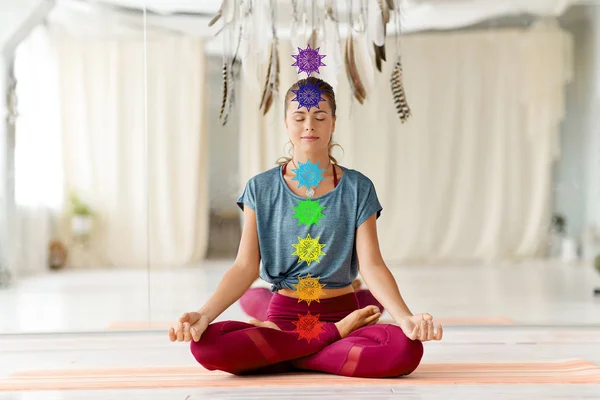 Vrouw mediteren in lotus poseren in yoga studio — Stockfoto