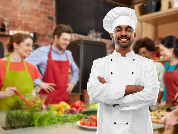 Feliz chef indiano no toque na aula de culinária — Fotografia de Stock