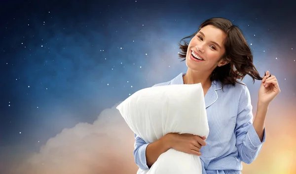 Šťastná žena v pyžamku s polštářem nad noční oblohou — Stock fotografie