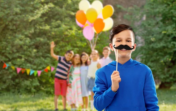 Menino feliz com bigodes pretos na festa de aniversário — Fotografia de Stock
