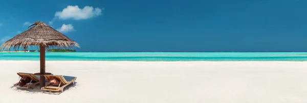 Two sunbeds under palapa on maldives beach — Stock Photo, Image