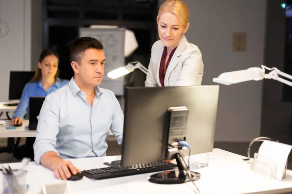 Бизнес-команда с компьютером, работающим поздно в офисе — стоковое фото