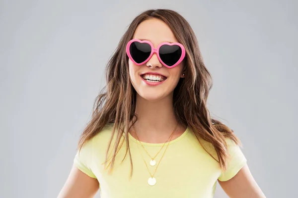 Adolescente en gafas de sol en forma de corazón —  Fotos de Stock